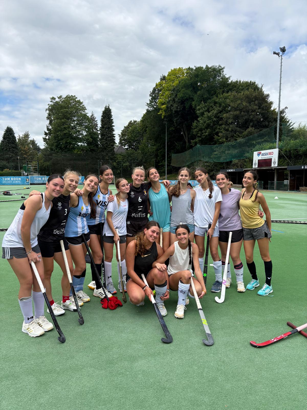Equipo de hockey sobre césped celebrando tras un partido